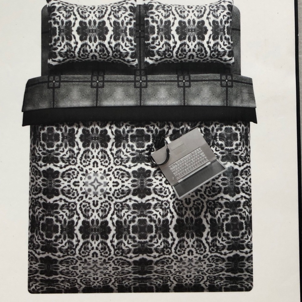 Marc Ecko TWIN Duvet Cover Set Wrinkle Free Black White Print y2K
